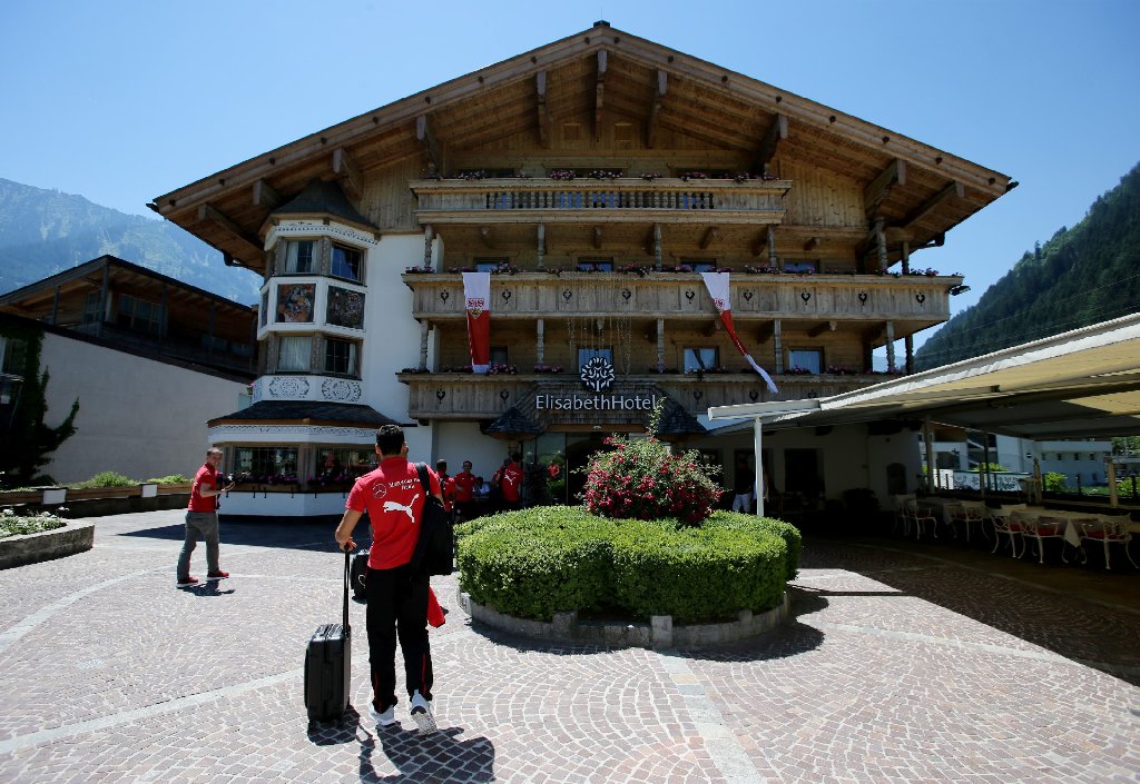 Der VfB Stuttgart bei der Ankunft in Mayrhofen.