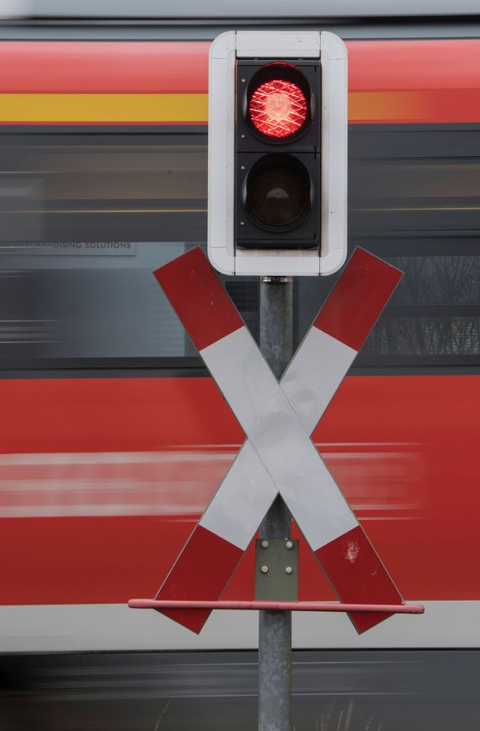 Wenn sich ein Schienenfahrzeug nähert, sich die Schranken senken oder geschlossen sind, ein Bahnbediensteter eine weiß-rot-weiße Fahne schwenkt oder der Übergang wegen einer Stockung nicht zügig überquert werden kann, muss vor dem Andreaskreuz gewartet werden.