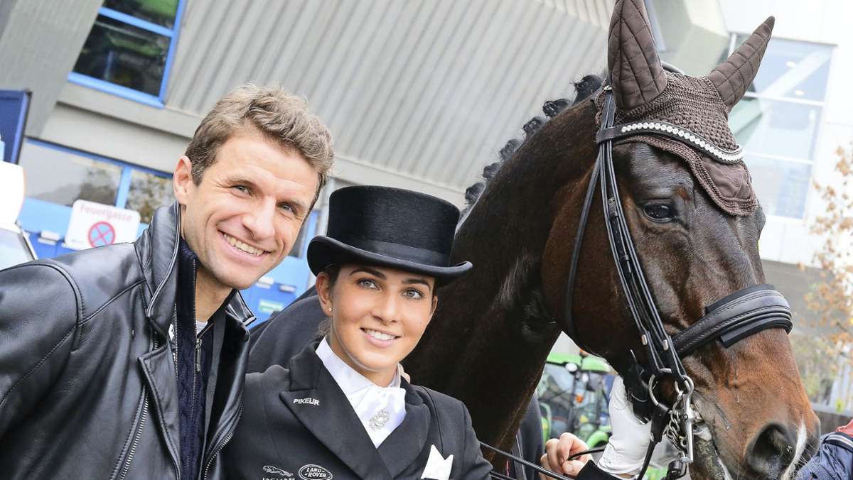  Lisa Müller, Frau von Fußball-Nationalspieler Thomas Müller, wird mit einem neuen Pferd trainieren. Der Vorbesitzer von „Copernico“ lag wochenlang im Koma und schickt emotionale Grüße via Instagram. 