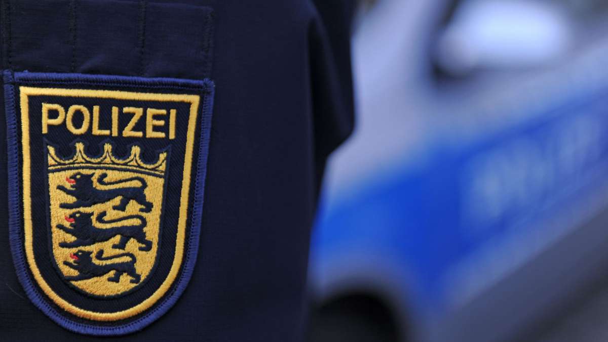  Ein 20-jähriger ist mit seinem Auto am Montagmorgen in Esslingen ins Schleudern gekommen und in eine Hauswand gekracht. Der 20-jährige wurde leicht verletzt, das Auto musste abgeschleppt werden. 