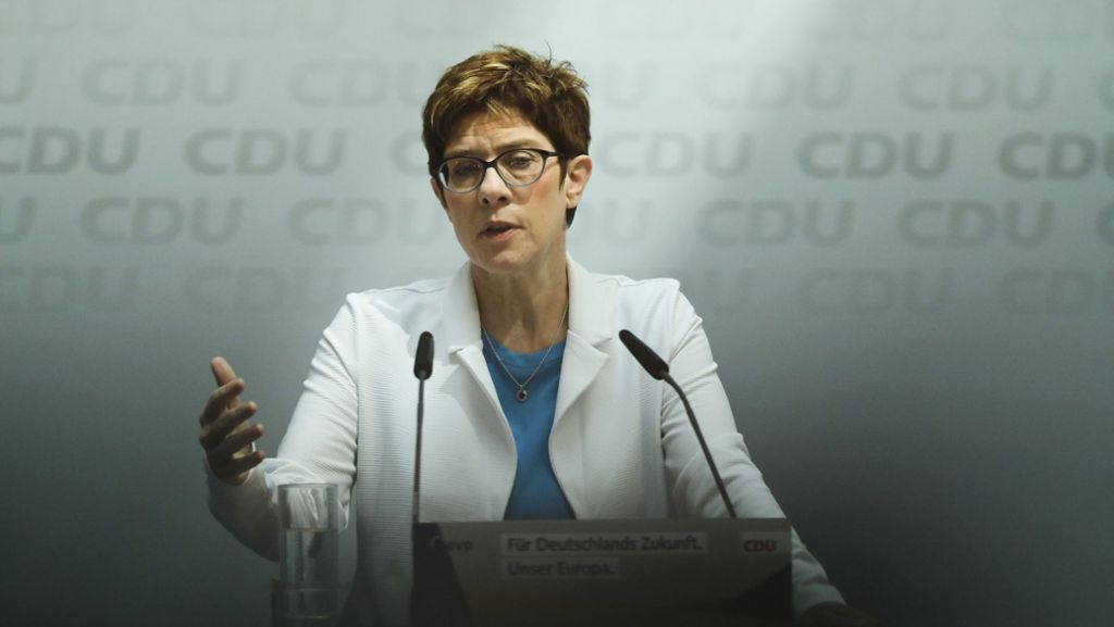 Die Kritik der CDU-Vorsitzenden Annegret Kramp-Karrenbauer an Meinungsmache entspringt ihrer Sorge vor einem Machtverlust, kommentiert unsere Berlin-Korrespondentin Katja Bauer. 