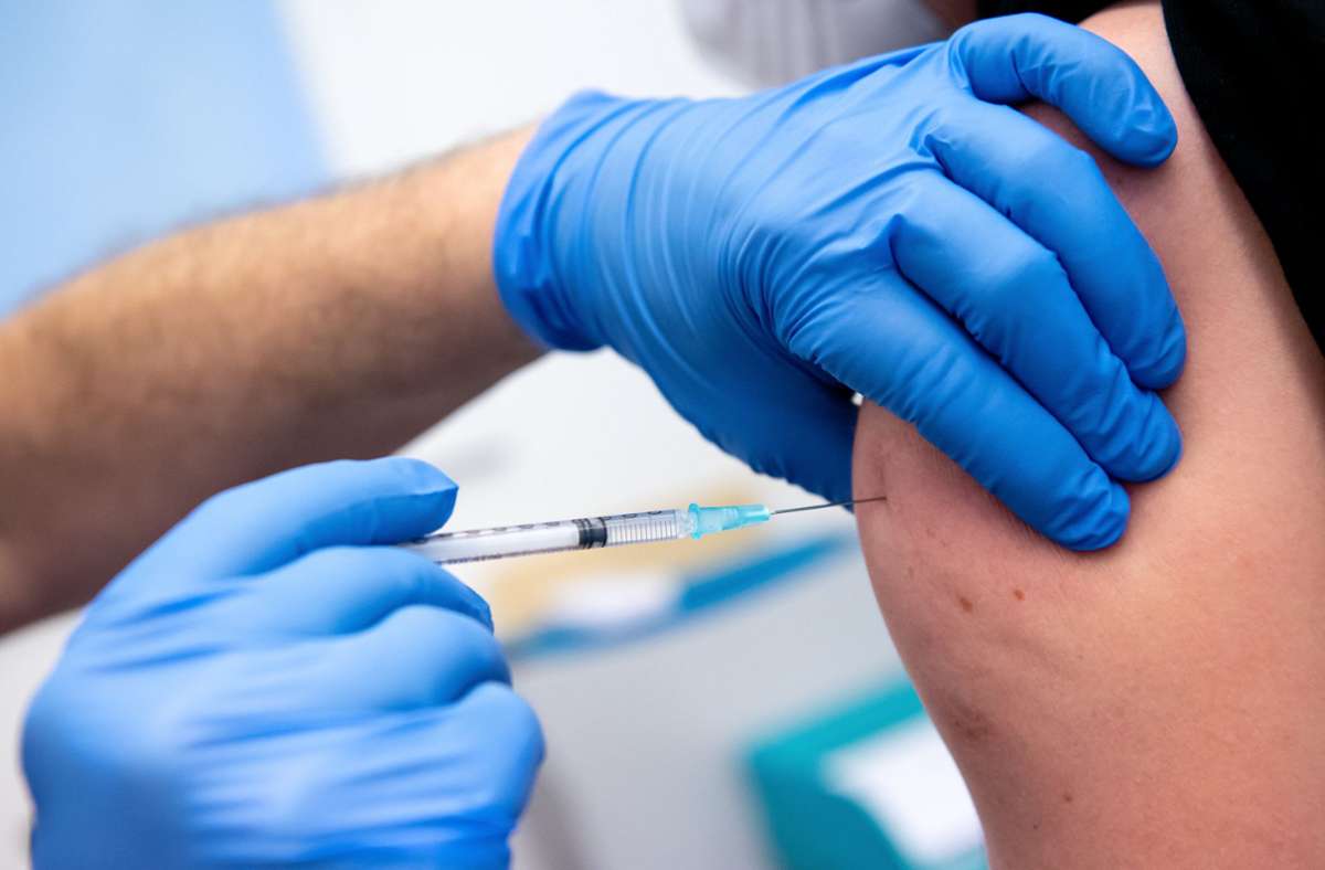 Beschäftige in den Kliniken müssen sich laut dem  Marburger Bund größtenteils selbst um Impftermine kümmern. (Symbolfoto) Foto: dpa/Sven Hoppe