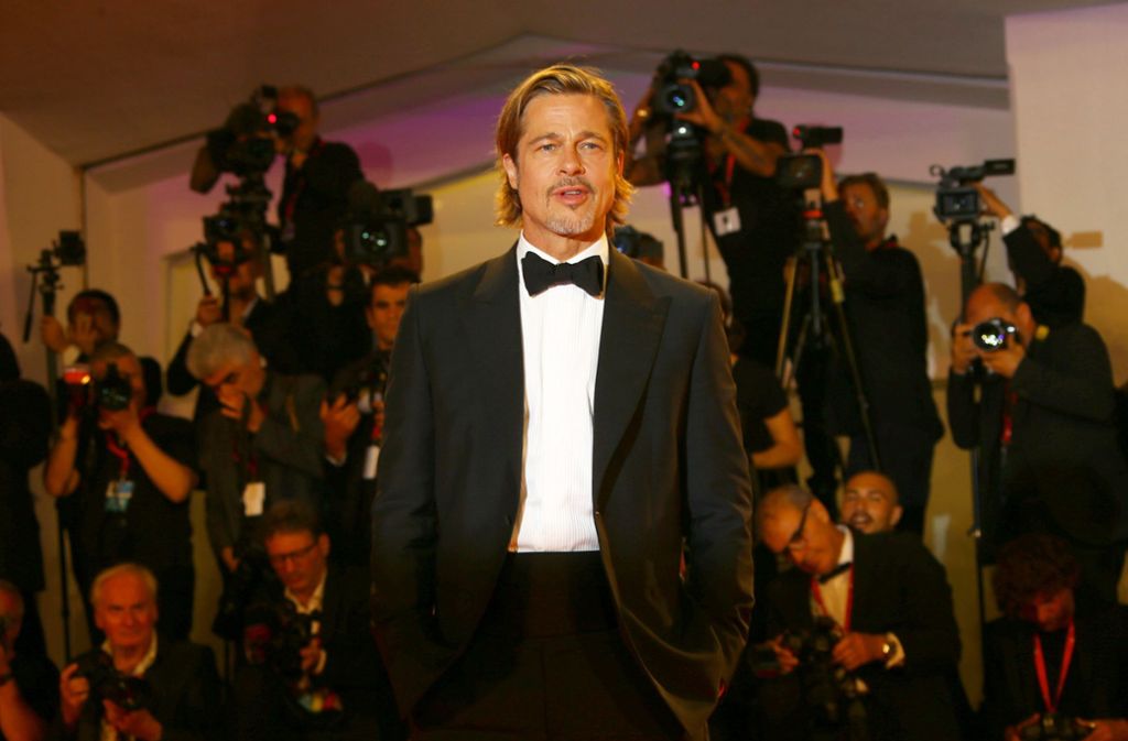 Nicht nur Marinelli sondern auch Brad Pitt trägt bei der Premiere des Films „Ad Astra“ einen klassischen schwarzen Anzug und Fliege. Der weltbekannte Schauspieler ist zurzeit ebenfalls zu sehen in dem neuen Quentin Tarantino Film „Once Upon a Time in Hollywood“ (2019).
