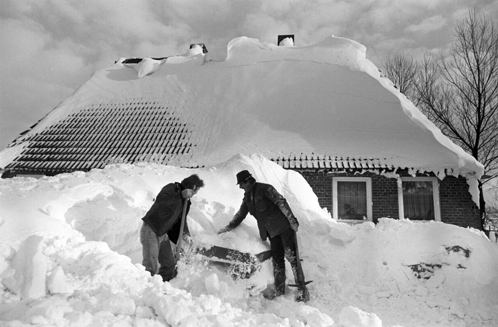 3. Januar 1979: Nach und nach, wie hier in Loose (Kreis Rendsburg-Eckernförde), finden sich die Autos unter den Schneebergen wieder.