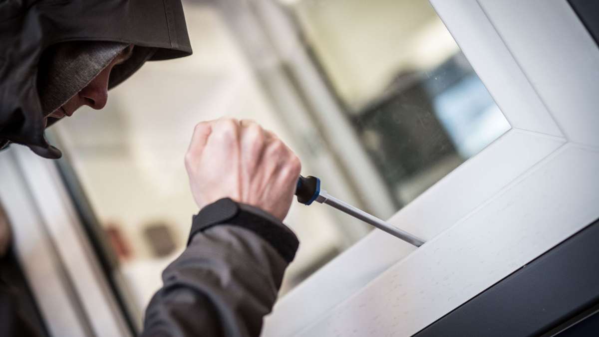  Unbekannte brechen in eine Gaststätte in Feuerbach ein und brechen im Inneren Geldspielautomaten auf. Aus den Automaten stehlen sie mehrere Tausend Euro Bargeld. Die Polizei sucht Zeugen. 