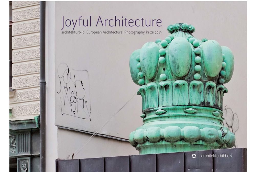 Begleitend zum Euopäischen-Architektur-Fotografie-Preis ist bei architekturbild e. V. der Fotoband „Joyful Architecture“ (128 Seiten, 24,80 Euro) erschienen, mit Fotografien, Künstlerbiografien und Jury-Erklärungen.