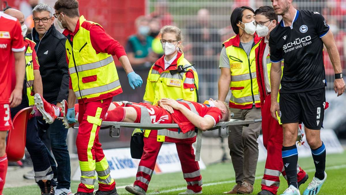  Schreckmoment beim Bundesliga-Spiel zwischen Union Berlin und Arminia Bielefeld. Verteidiger Timo Baumgartl wurde nach einem Zusammenprall mit der Trage und Nackenstütze vom Platz gebracht. 