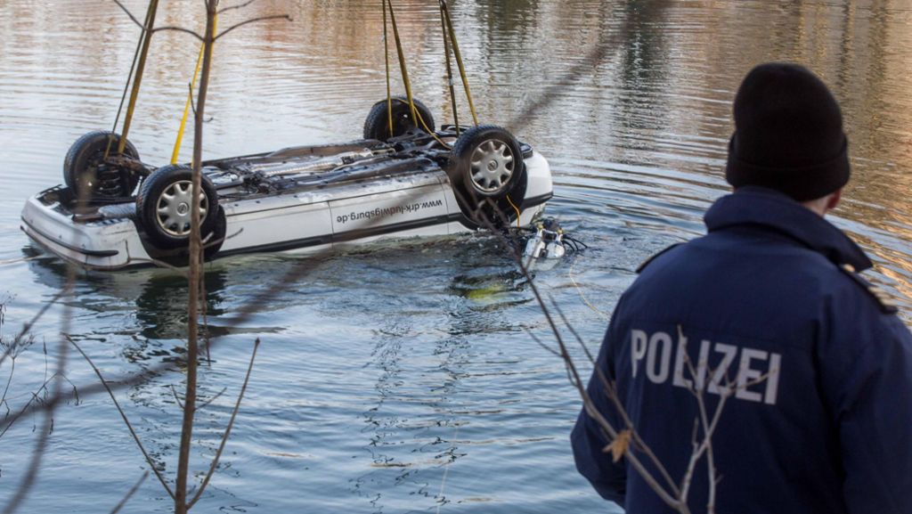 Ludwigsburg: Gestohlener Einsatzwagen aus dem Neckar geborgen