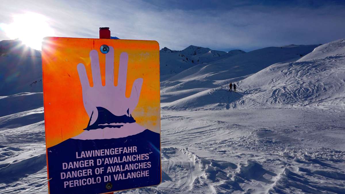 Schweiz: Polizei  warnt Skifahrer vor besonderer Lawinengefahr