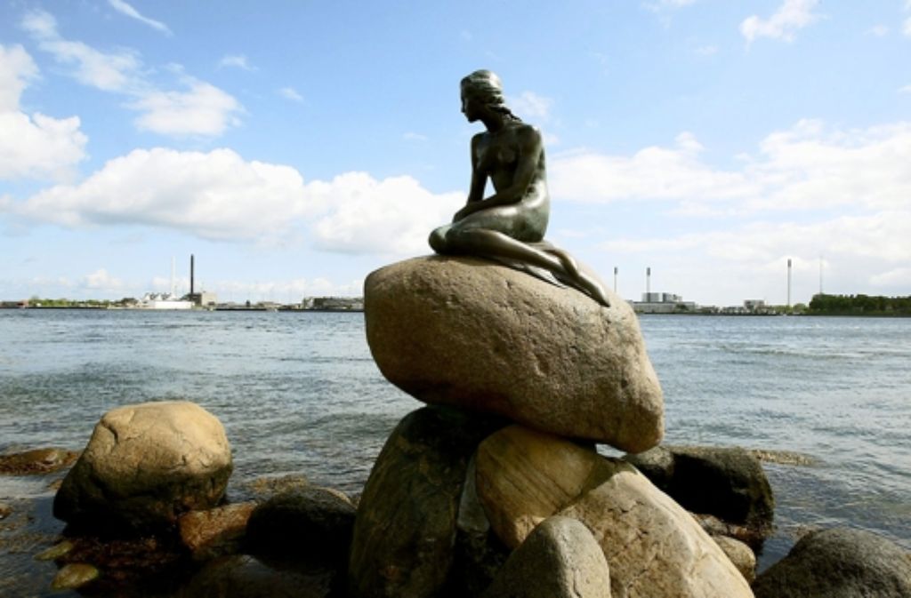 Das mögen Touristen an Kopenhagen: die kleine Meerjungrau. Einheimischen Kindern darf man mit diesem Unterhaltungsprogramm eher nicht kommen. Foto: dpa