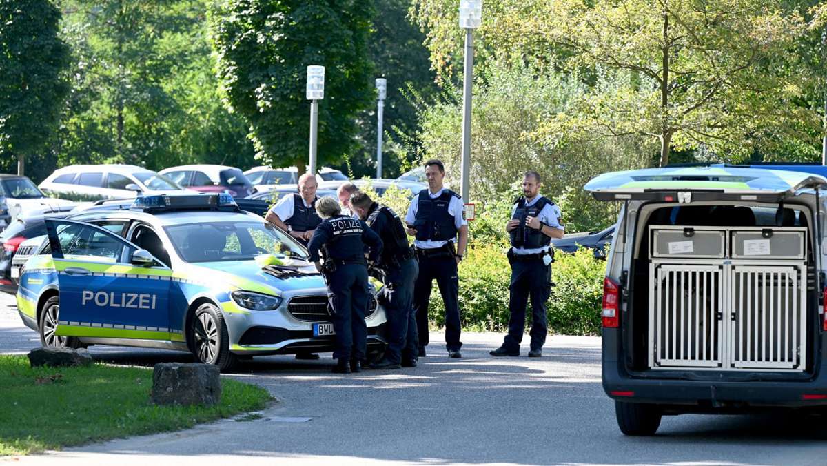  Der Fall hält die Region in Atem: Vier Männer brechen aus der Psychiatrie in Weinsberg aus. Einer der Flüchtigen wird in Stuttgart vermutet, doch dann rudert die Polizei zurück. 