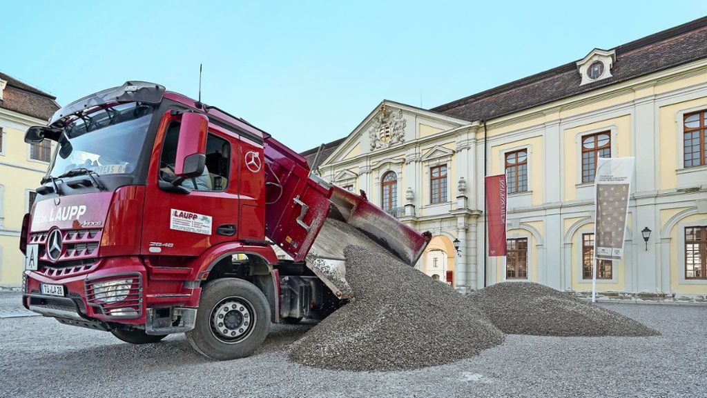  Mehrere Baustellen und das Wetter haben dem Platz vor dem Ludwigsburger Barockschloss zugesetzt und Schäden angerichtet. 48 Tonnen Kies sollen Abhilfe schaffen – und die kommen nicht irgendwo her. 