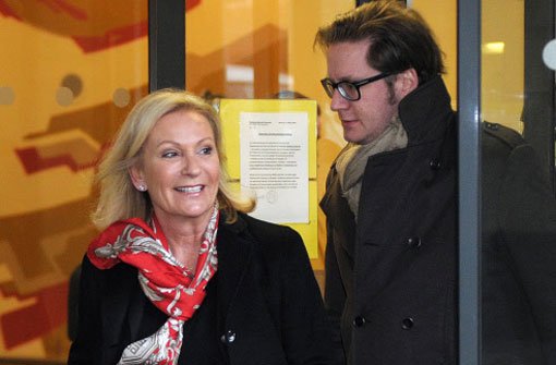 Die Journalistin Sabine Christiansen verlässt in Begleitung von David Groenewold am Dienstag das Landgericht. Foto: dpa