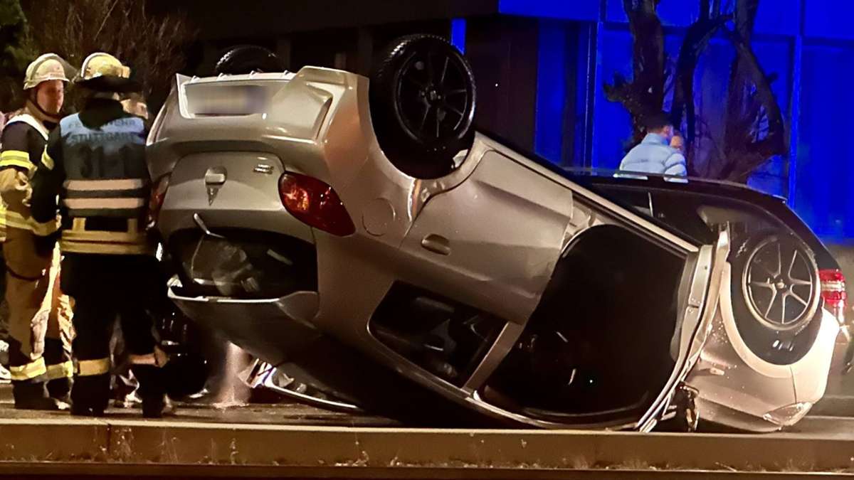 Unfall in Stuttgart-Wangen: 59-Jährige legt Kleinwagen aufs Dach
