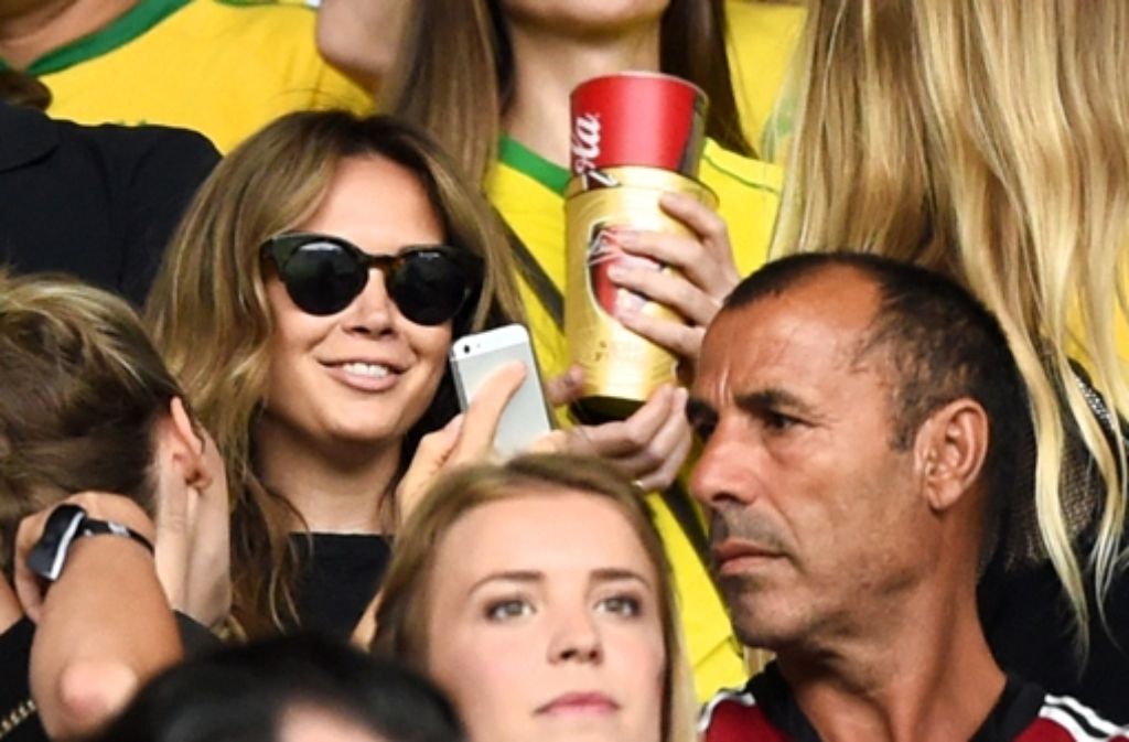 Mesut Özils Freundin Mandy Capristo (links) verfolgt das Spiel in der Nähe von Lazhar Khedira (rechts), dem Vater von Sami Khedira.