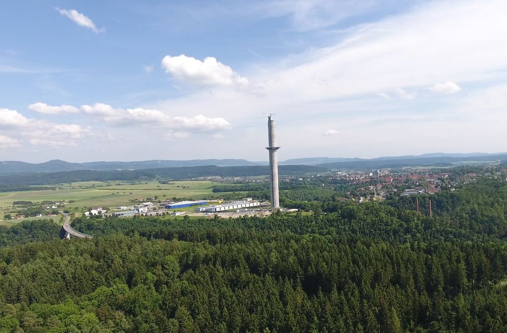 Der neueste Turm in Rottweil  ist 246 Meter hoch und überragt den Stuttgarter Fernsehturm um fast 30 Meter. Foto: David Sahay