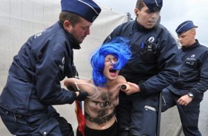 Femen-Frauen zeigen blanke Brüste