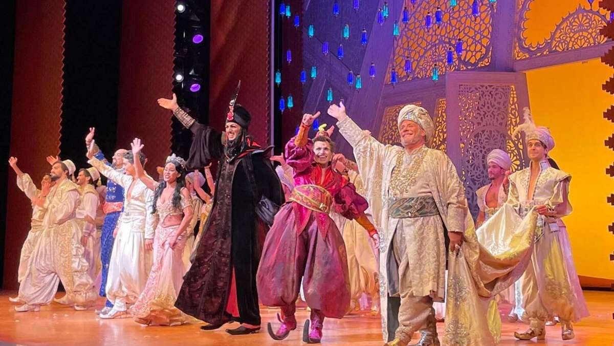  In Stuttgart darf Dschinni wieder Wünsche erfüllen – nach 600 Tagen Pause. Zum Neustart von Disneys „Aladdin“ bebt am Dienstagabend das Apollo-Theater. Wegen einer Panne muss die Show für 20 Minuten unterbrochen werden. Am Ende gibt es Standing Ovations. 