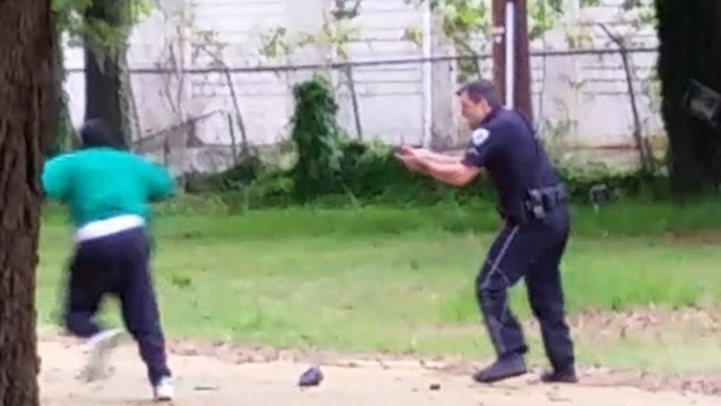  Im US-Bundesstaat South Carolina wird ein weißer Polizist wegen Mordes angeklagt, weil er einen unbewaffneten, flüchtenden Schwarzen erschossen hat. Dokumentiert wird die Bluttat in einem Handyvideo eines Passanten. 