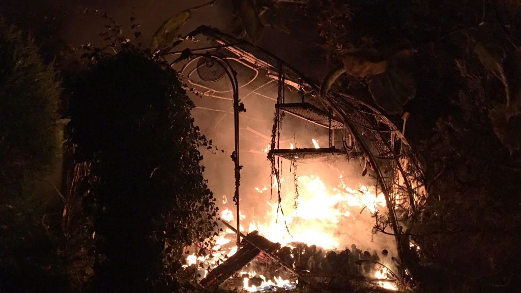 Feuerwehreinsatz in Asperg: Gewächshaus im Wohngebiet brennt ab