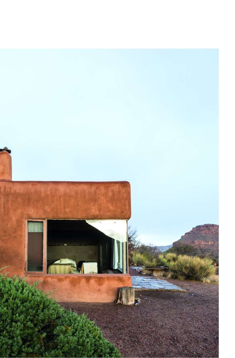 Abiquiú Haus & Studio von der Künstler in Georgia O’Keeffe in New Mexico. Sie öffnete das Haus mit großen Fenstern für spektakuläre Blicke in die Landschaft. Die Malerin lebte hier bis 1984. 1986 starb sie. Das O’Keeffee-Museum bietet Führungen zum Haus an.