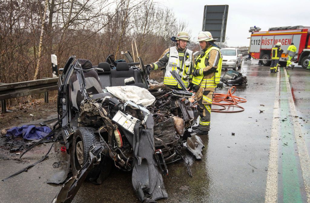 Bei dem Crash auf der Bundesstraße in Bocholt sind mehrere Menschen ums Leben gekommen. Foto: dpa