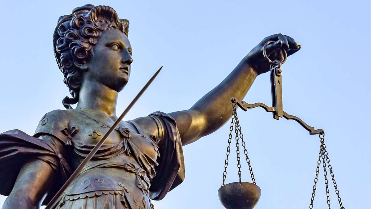  Im Hauptprozess um den Missbrauchskomplex Münster sind vier Angeklagte am Dienstag zu langen Haftstrafen verurteilt worden. Zudem ordnete das Gericht anschließende Sicherungsverwahrung an. 