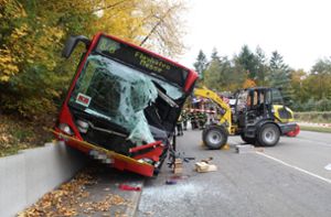 Radlader kracht in Linienbus – Busfahrer ringt mit dem Tod
