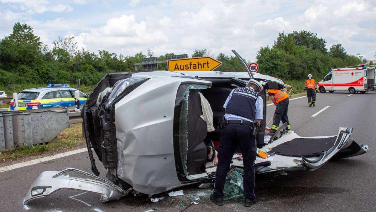 Unfall auf B14 bei Waiblingen: Mann in Auto eingeklemmt – Hubschrauber im Einsatz