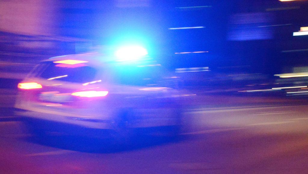 Unfall bei Eberdingen: 18-Jähriger Porschefahrer gerät ins Schleudern – schwer verletzt
