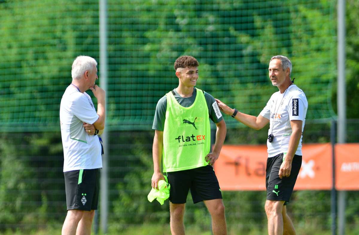 Adi Hütter (rechts), der neue Trainer von Borussia Mönchengladbach, bringt seine Spieler bis zum 24. Juli in Harsewinkel/Marienfeld (Nordrhein-Westfalen) ins Schwitzen. Das Team befindet sich schon seit dem 17. Juli im Trainingslager.
