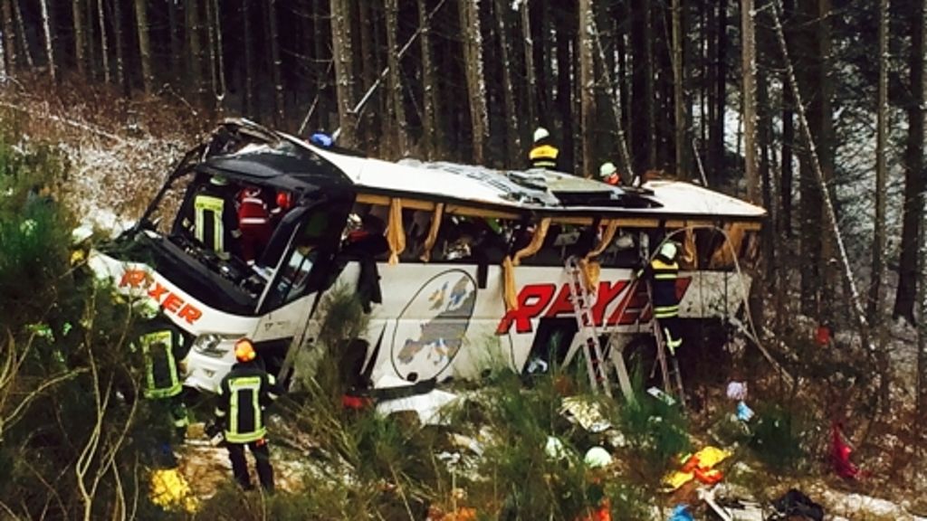 Calwer Reisebus verunglückt: Vier Tote und viele Verletzte auf der A4
