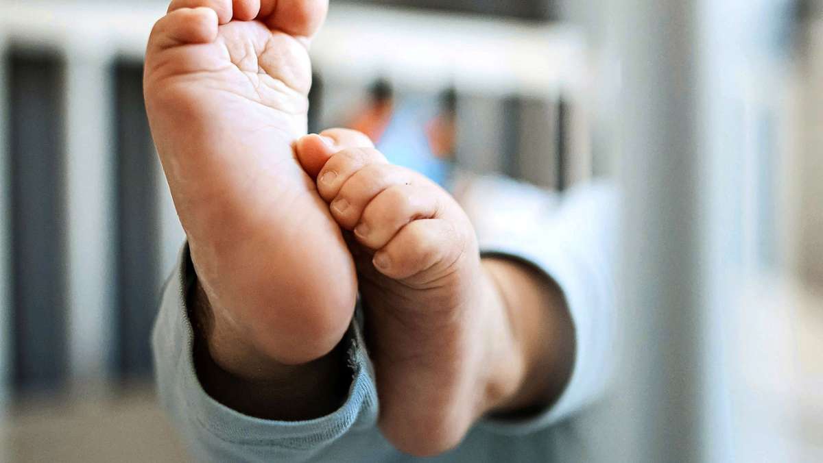  An den Stuttgarter Häusern sind 2021 unterm Strich mehr Babys geboren worden. Die Filderklinik vermeldet einen Geburtenrekord. Der Anteil infizierter Mütter ist zwar relativ gering, doch jeder Fall eine Herausforderung. Die großen Kliniken sind stärker betroffen. 