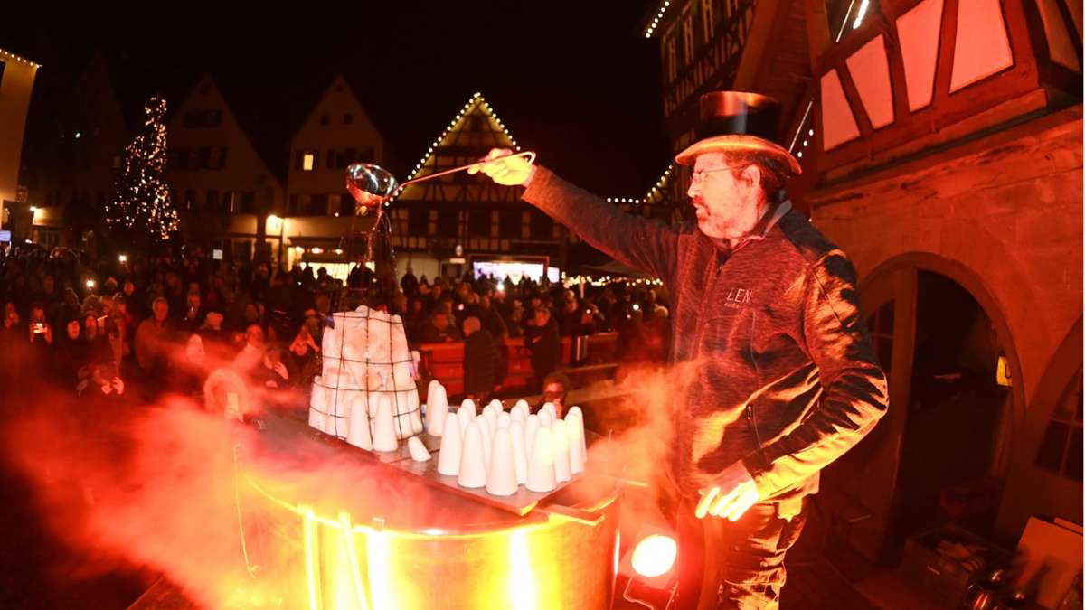 Feuerzangenbowle in Steinheim: Sturm kann die Fans nicht aufhalten