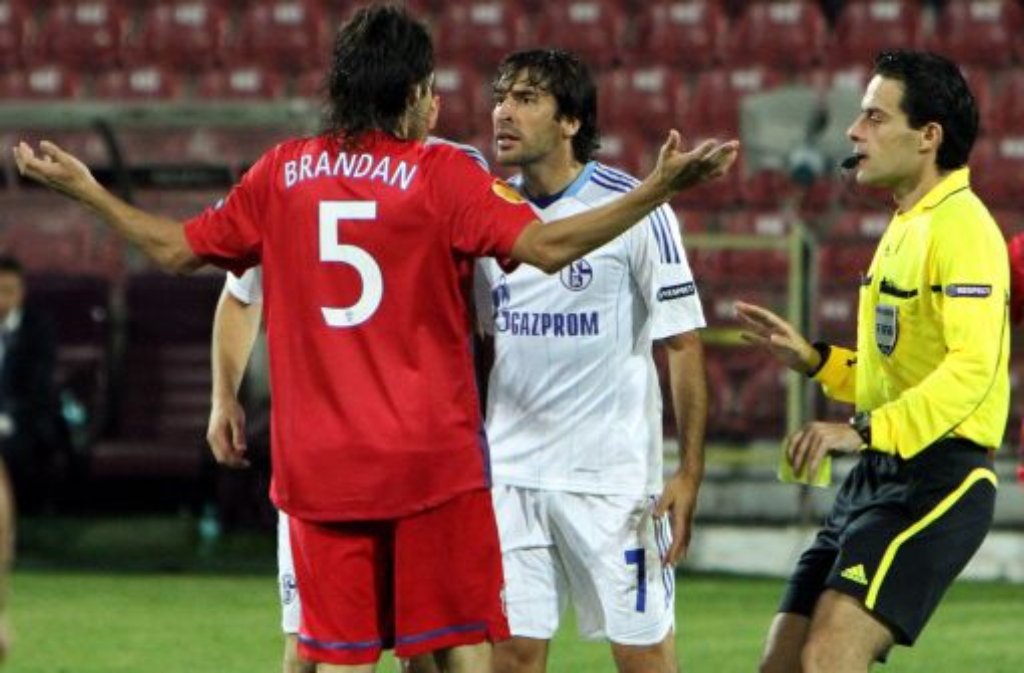 Schalkes Raul (Mitte) und Pablo Brandan (links) von Steaua.