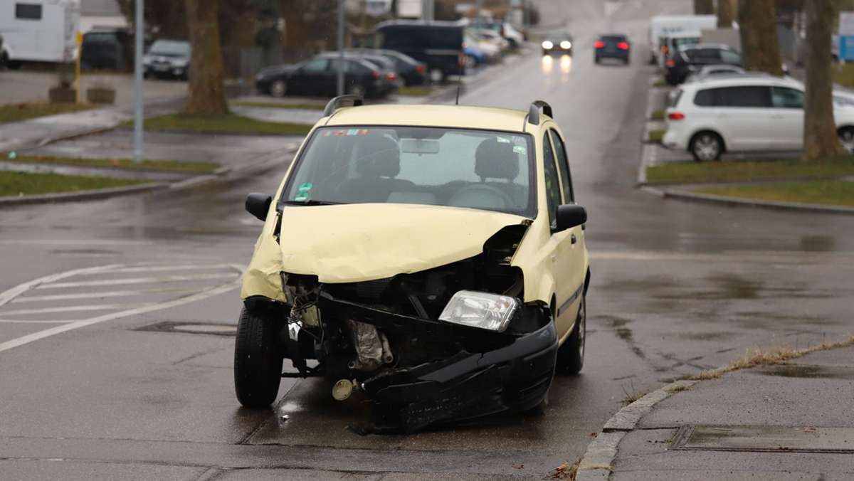 Verkehrsunfall in Nürtingen: 87-jähriger Autofahrer missachtet die Vorfahrt