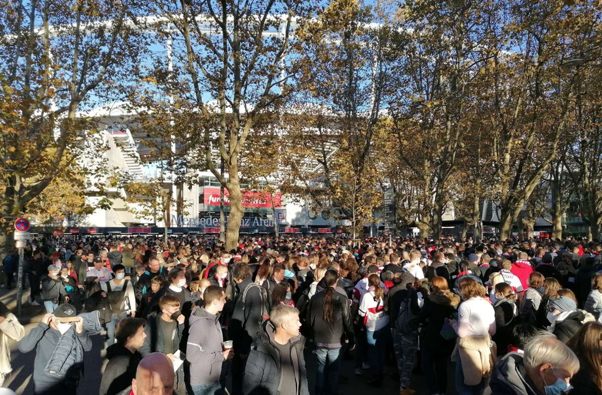 Die VfB-Fans vor dem Spiel vor dem Stadion.