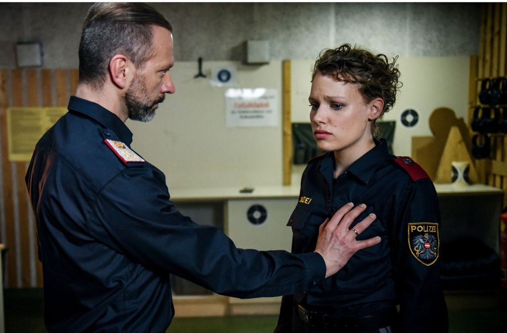 Der Ausbilder Thomas (Simon Hatzl) und die Polizeianwärterin Katja (Julia Richter).