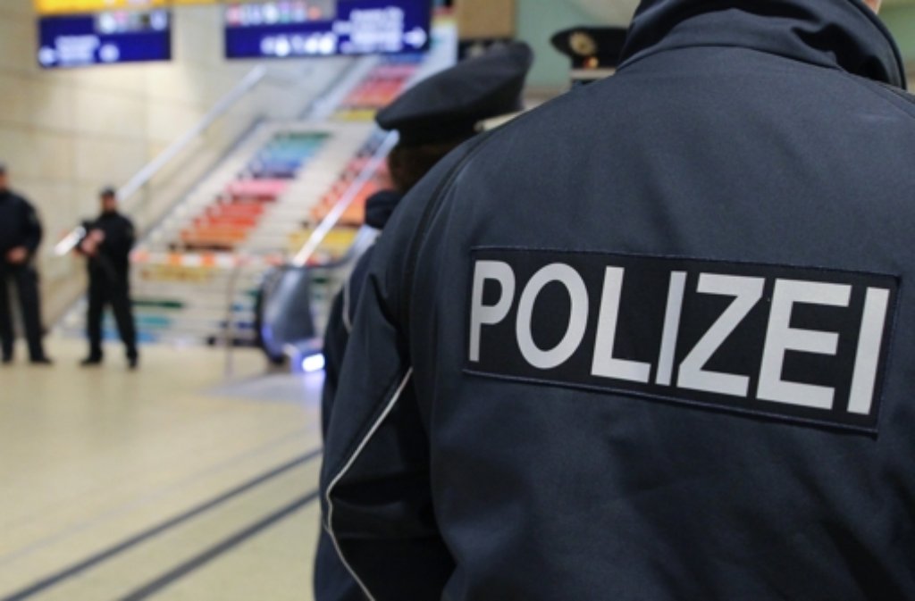 Am 4. Juni schlägt ein Sprengstoffspürhund der Polizei am Stuttgarter Hauptbahnhof an - der Bahnhof wird daraufhin teilweise abgesperrt. Wenig später gibt die Polizei Entwarnung - nur ein Fehlalarm. Hier geht es zum Artikel von damals.