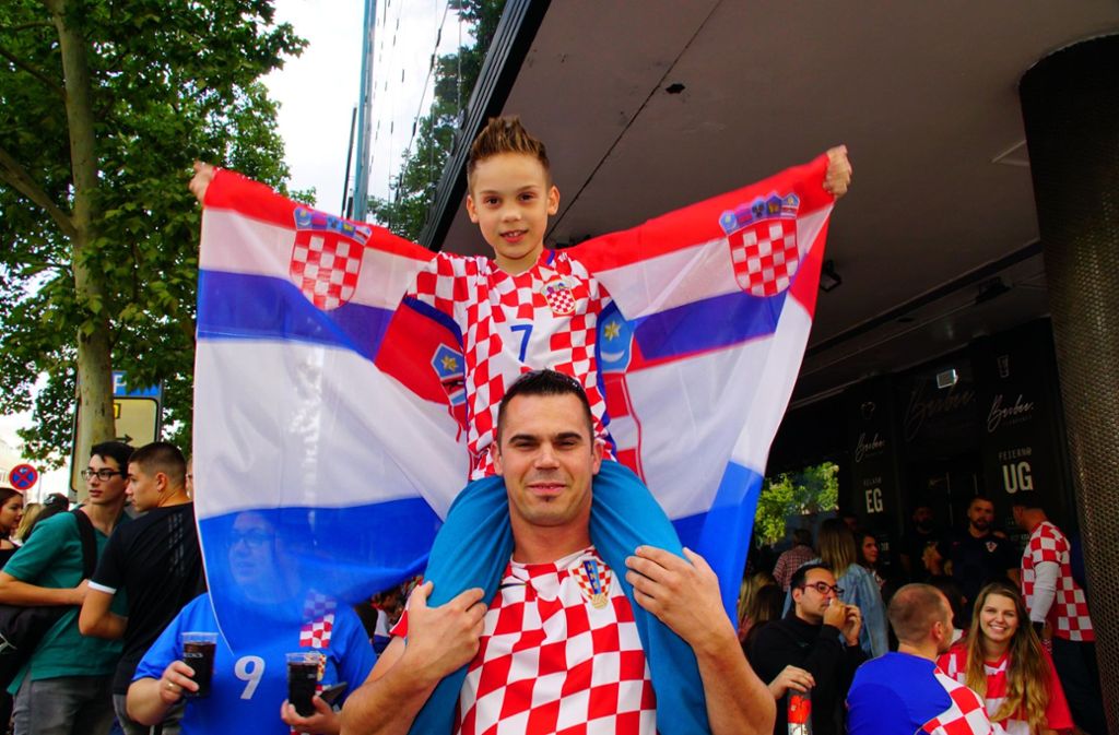 Jung und Alt drücken gemeinsam für Kroatien die Daumen.