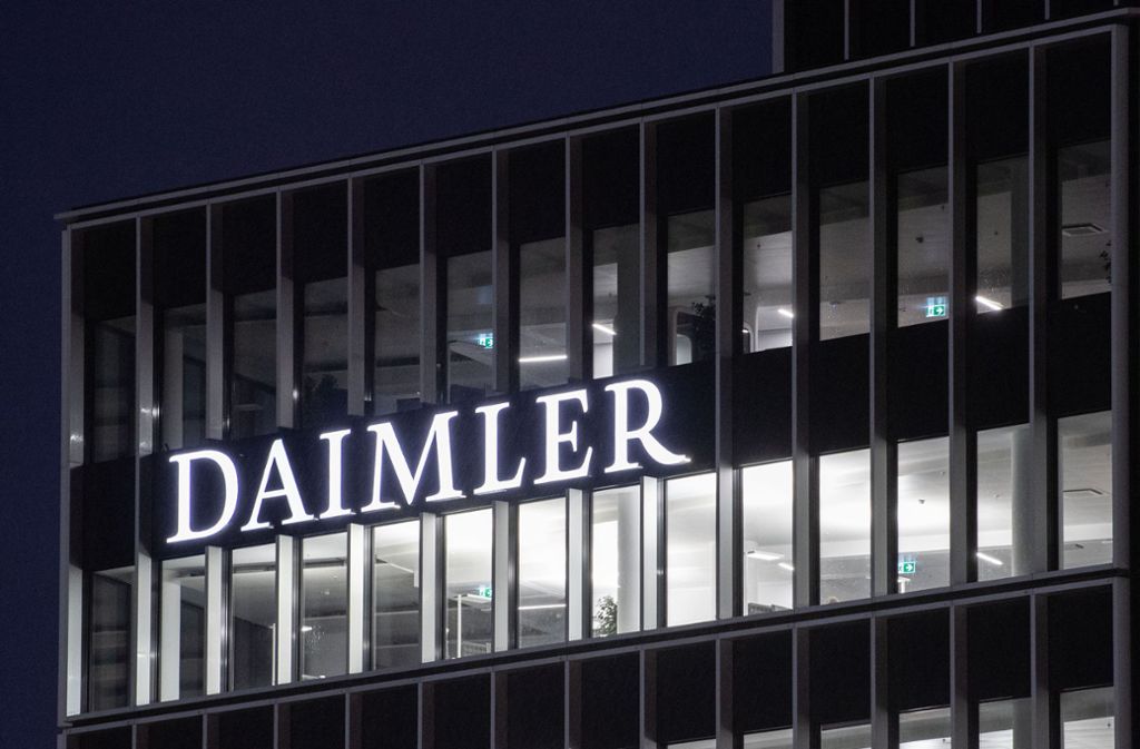 Das Logo der Daimler-AG ist an der Konzernzentrale in Stuttgart zu sehen. Foto: dpa/Marijan Murat