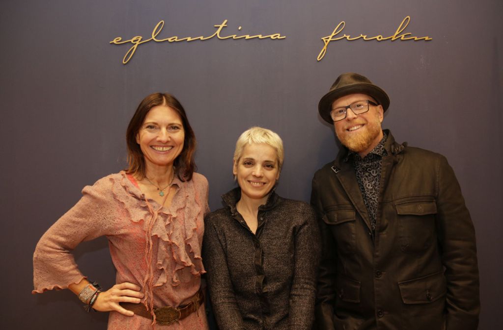 Äffle & Pferdle-Autor Heiko Volz mit seiner Frau Sybille Mayer und Eglantina Frroku.
