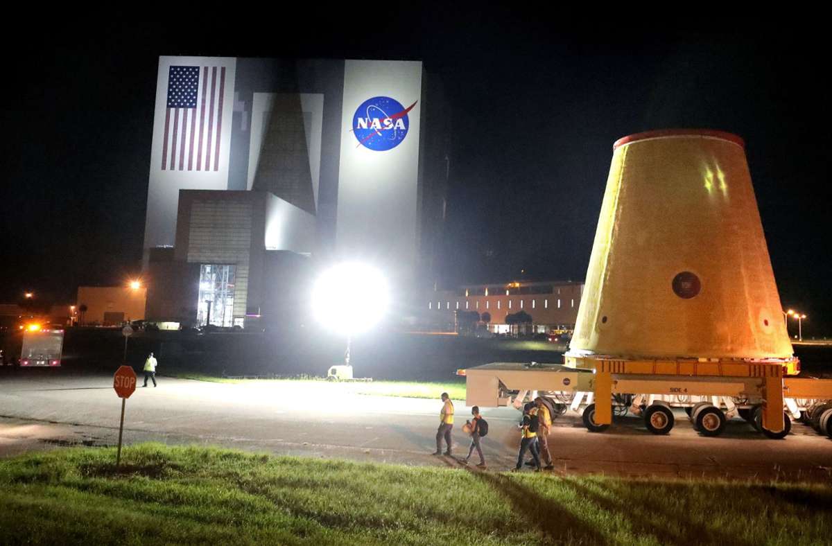 Ein Bauteil der Artemis-1-Rakete wird vor Sonnenaufgang im Kennedy Space Center transportiert. Bei dem Bauteil handelt es sich um einen Universal Stage Adapter für das Space Launch System (SLS), die geplante Trägerrakete der Nasa für bemannte Flüge zum Mond im Zuge des Artemis-Programms.