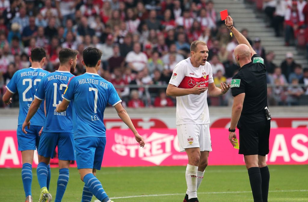 Nach einem leichten Tritt und anschließendem Trikotziehen am Gegenspieler sieht der bereits verwarnte Holger Badstuber von Schiedsrichter Benedikt Kempkes Gelb-Rot.