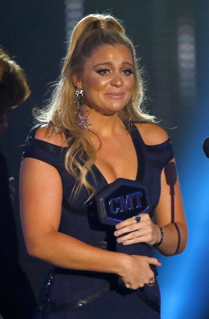 Zu Tränen gerührt war Sängerin Lauren Alaina für die Auszeichnung ihres Videos „Road Less Traveled“ als „Breakthrough Video of the Year“.