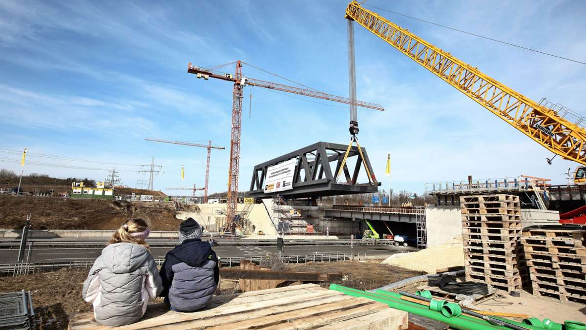Spektakulärer Brückeneinschub bei Wendlingen: 820 Tonnen schwere Brücke schwebt über der Straße