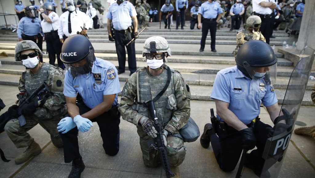 Nach Tod von George Floyd: US-Polizisten knien mit Demonstranten nieder