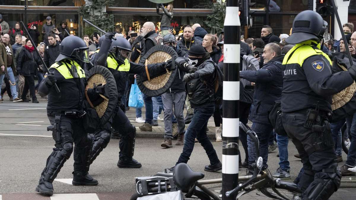  Obwohl Protestkundgebungen verboten sind, haben Tausende Menschen in der niederländischen Stadt Amsterdam gegen den Lockdown demonstriert. Es gab Festnahmen und Verletzte. 