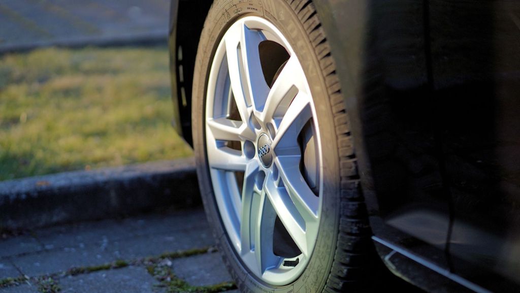 Polizeibericht aus Leonberg: Unbekannter zersticht Opel-Reifen