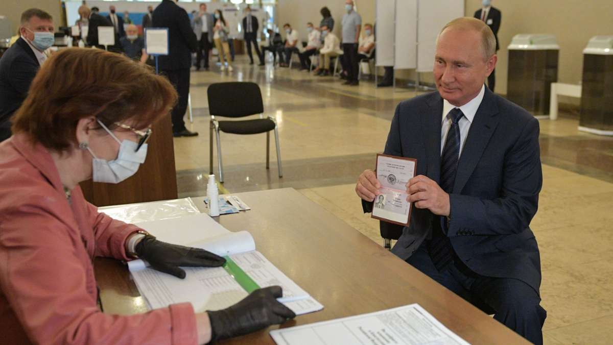  Putin will sich seine nächsten Jahre im Amt mit einer möglichst hohen Wahlteilnahme beglaubigen lassen. Dafür setzten sich die Behörden schon mal über Gesetze hinweg. 
